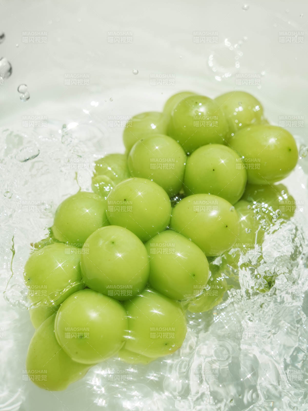 清脆葡萄水中跳跃图片