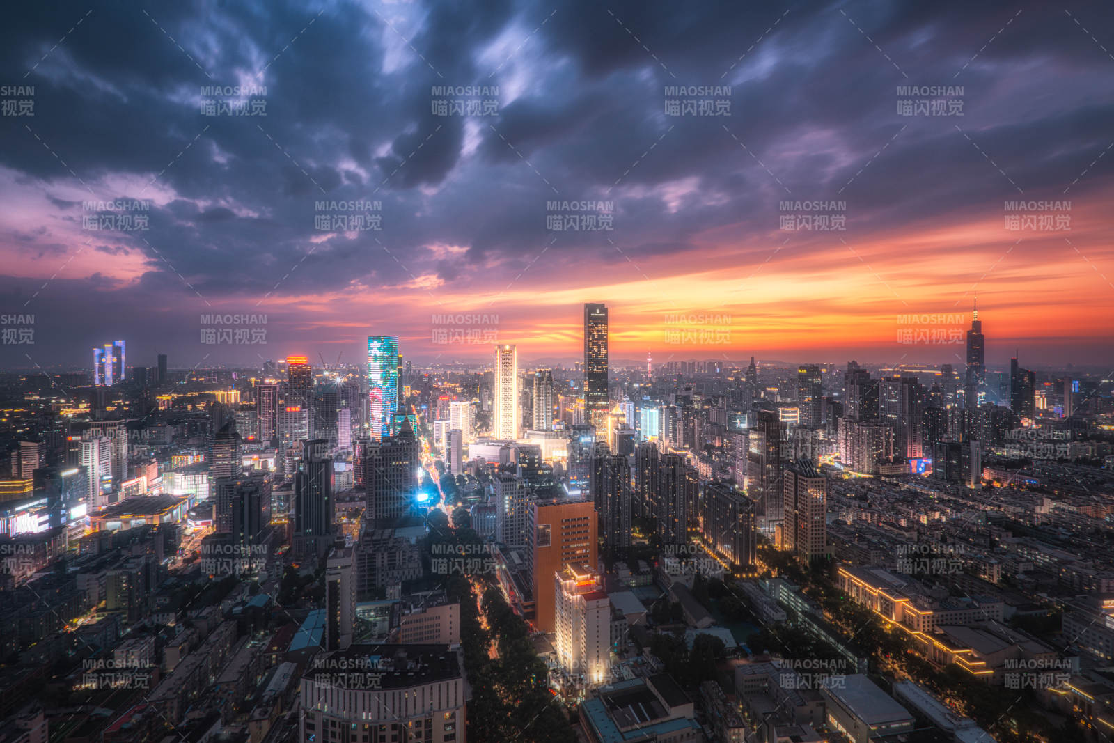 城市夜景 霓虹闪烁图片