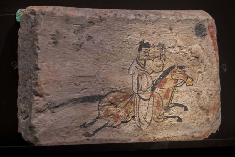 彩绘骑马人物画像砖图片