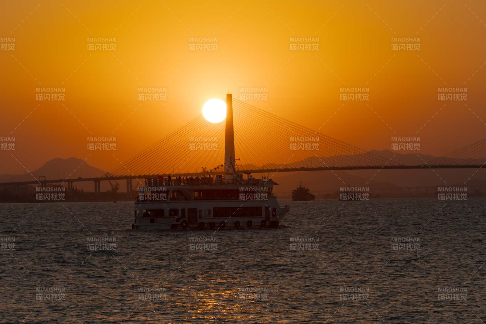 夕阳下的桥与船影图片