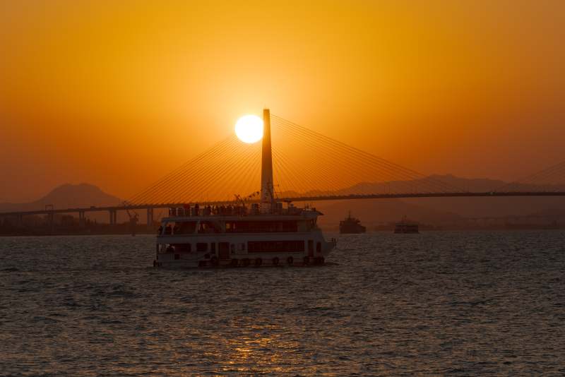 夕阳下的桥与船影图片