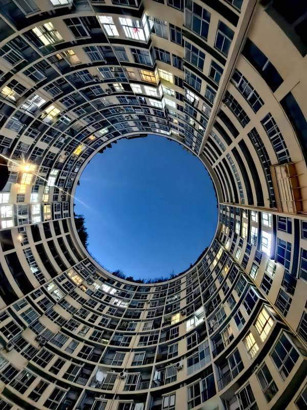 螺旋建筑的天空视角图片