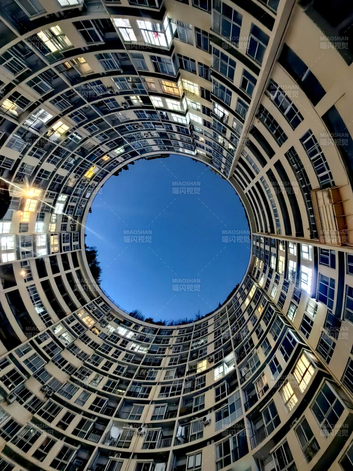 螺旋建筑的天空视角图片