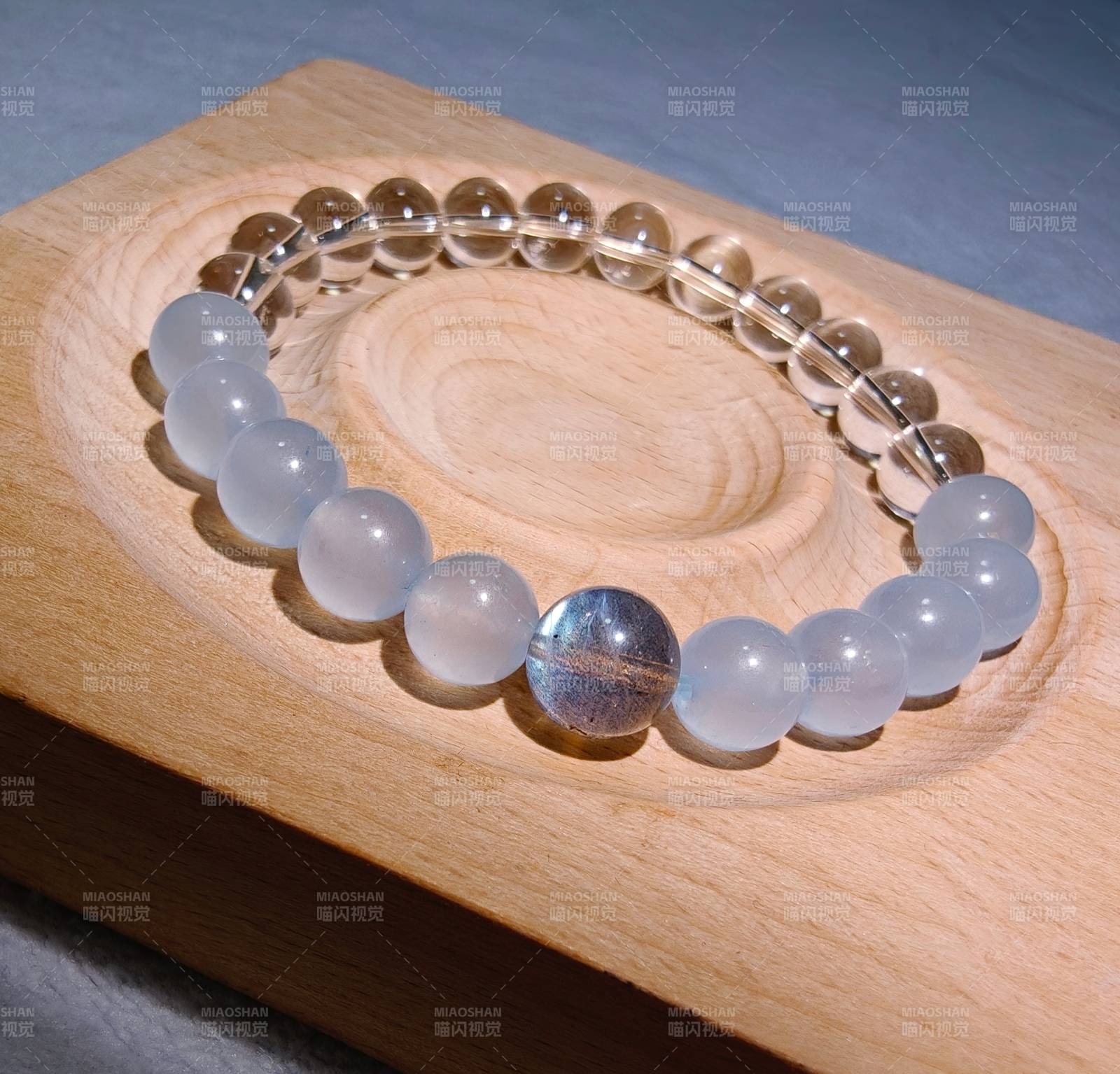 水晶手链静置木盘中图片