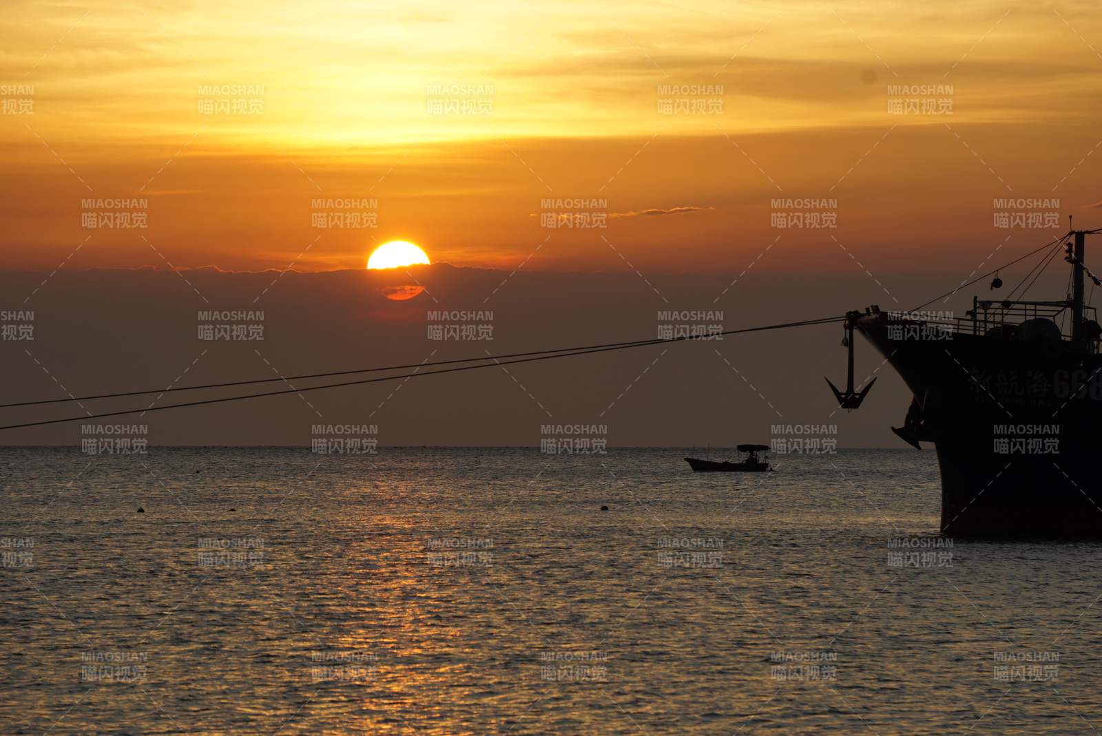 夕阳下的渔船剪影图片