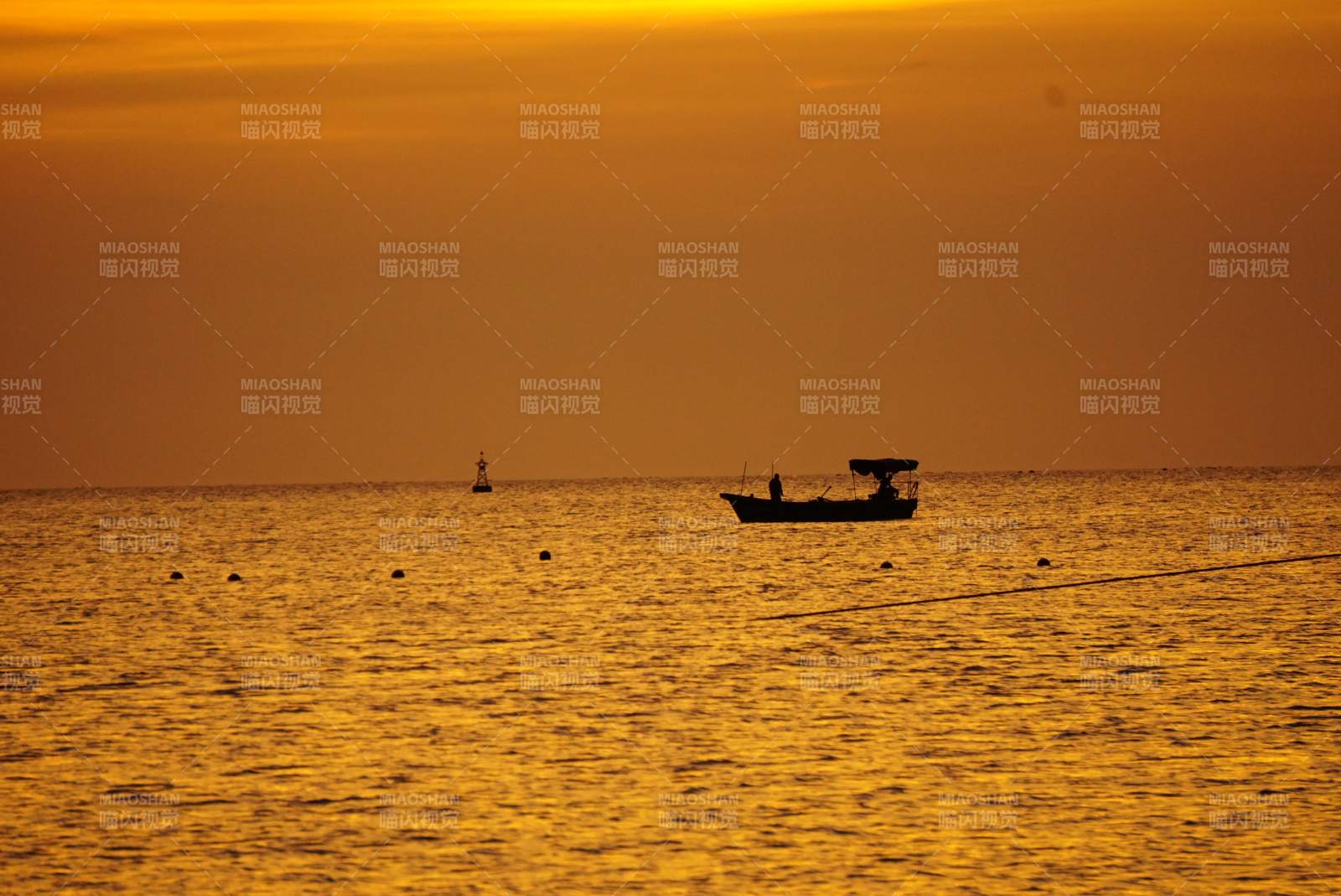 夕阳下的孤舟图片