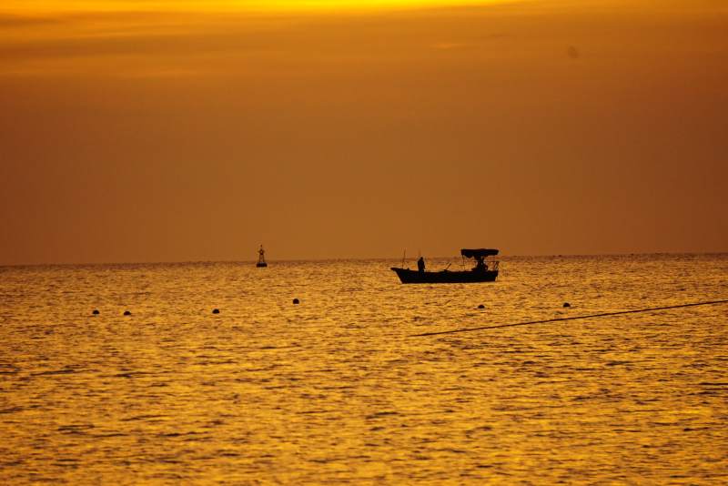 夕阳下的孤舟图片