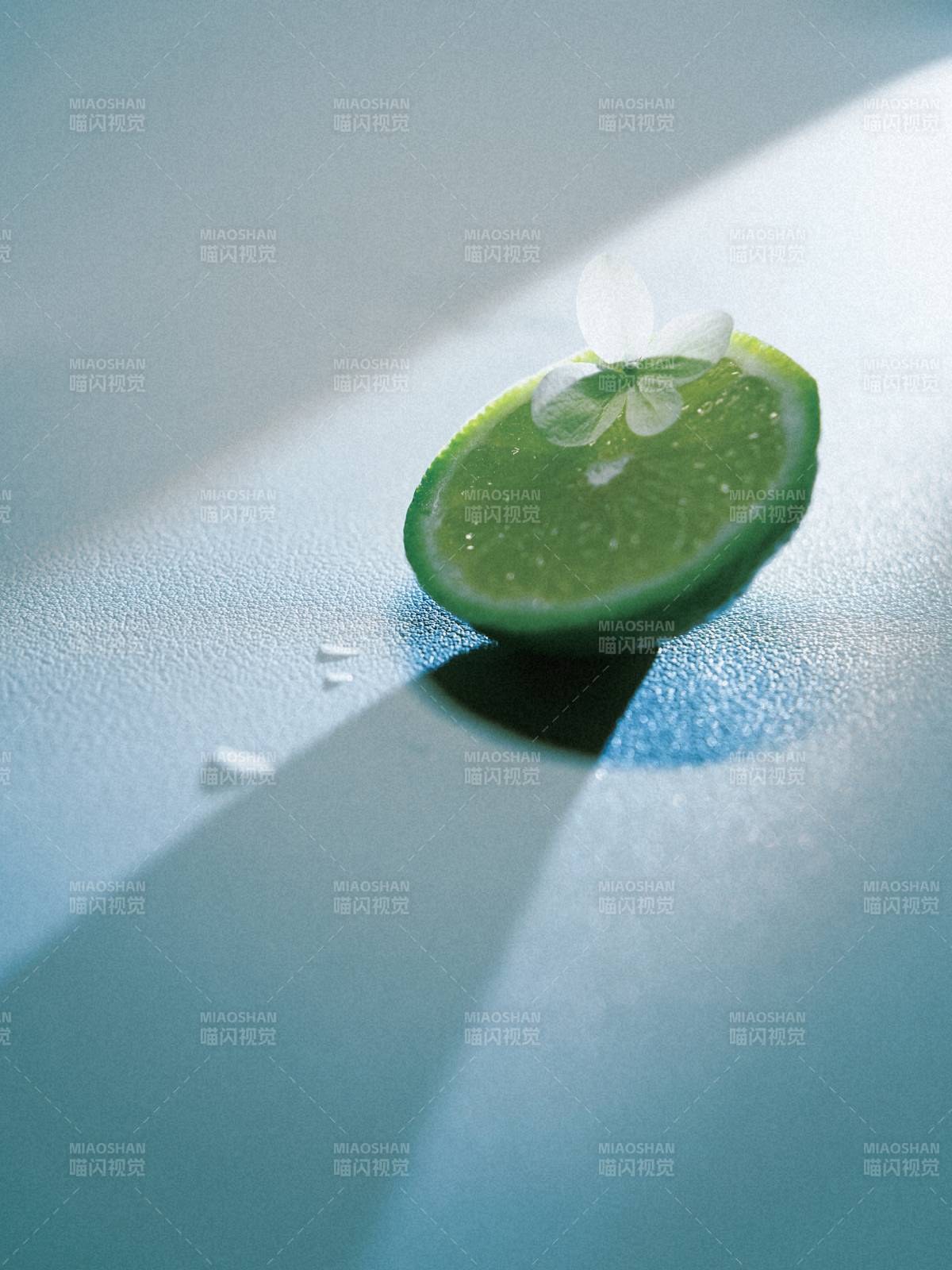 青柠上的白色花瓣图片