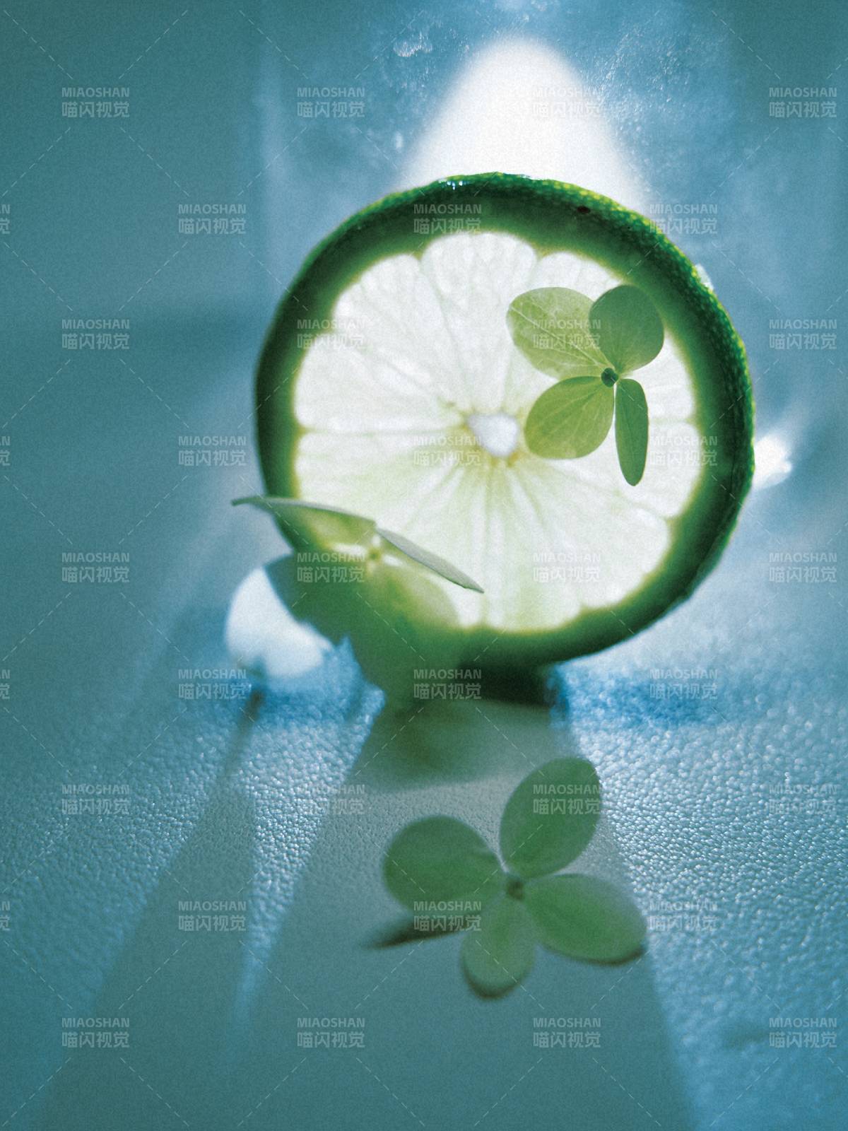 青柠与四叶草的光影艺术图片