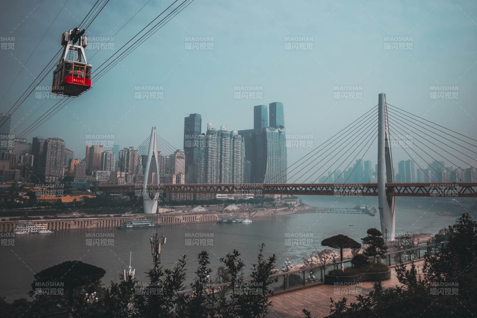 城市缆车与大桥风光图片