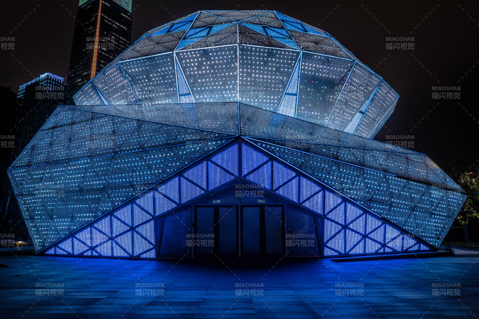 夜幕下的蓝色几何建筑图片