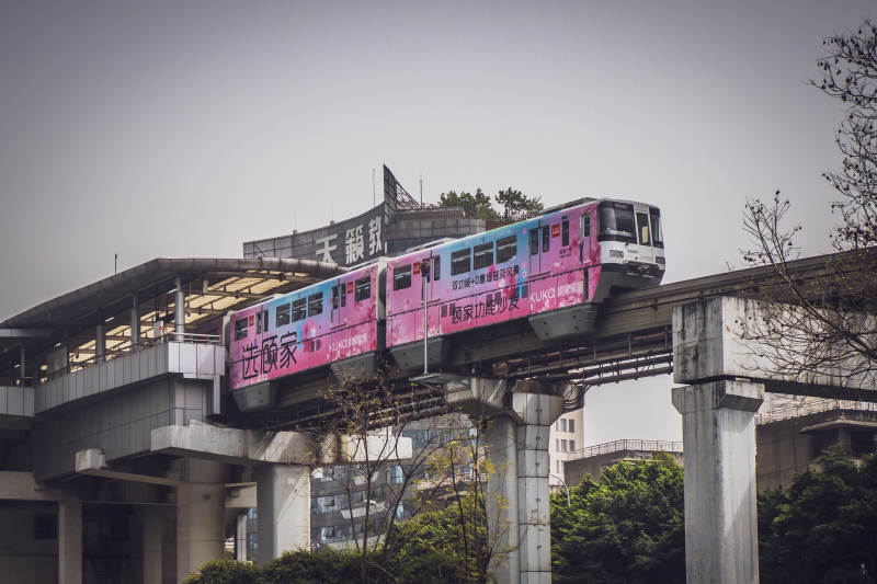 粉色列车驶过高架桥图片