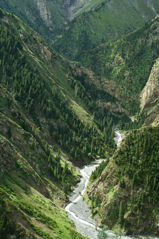 高耸山脉 山谷溪流图片