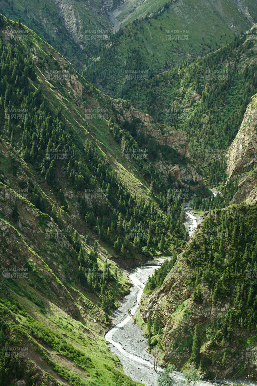 高耸山脉 山谷溪流图片