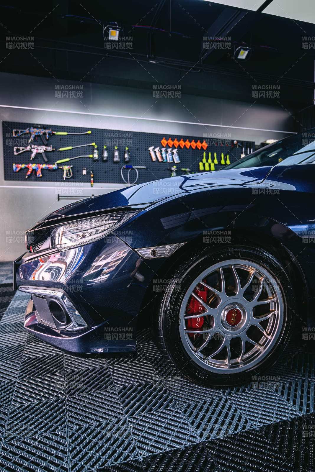 改装车展示与工具墙图片