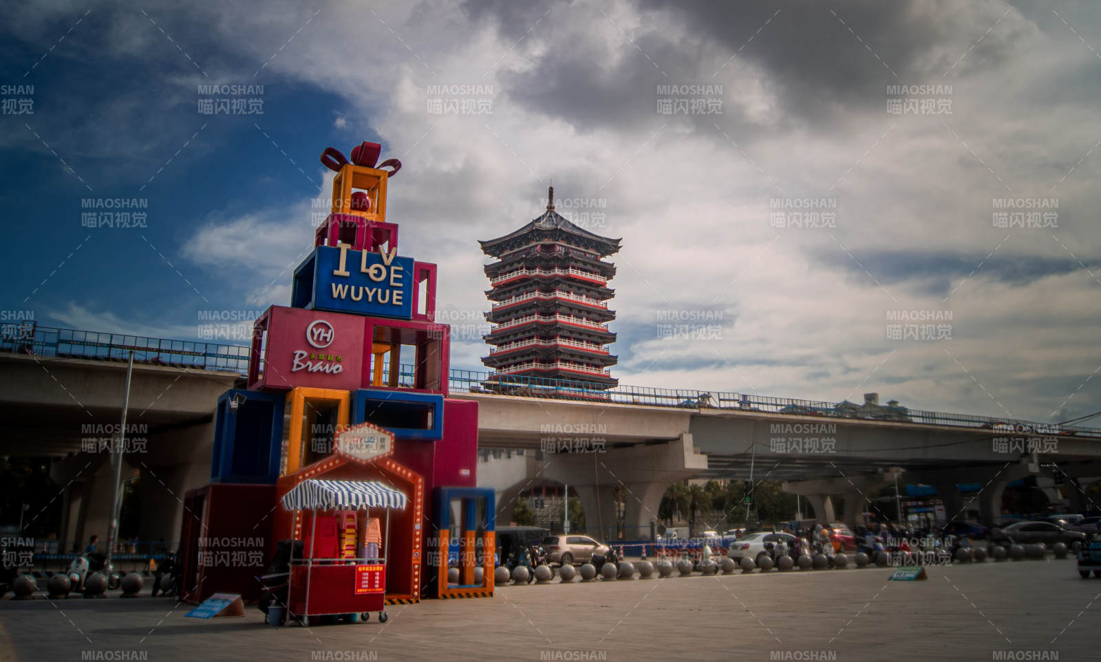 五彩建筑与古塔相映成趣图片