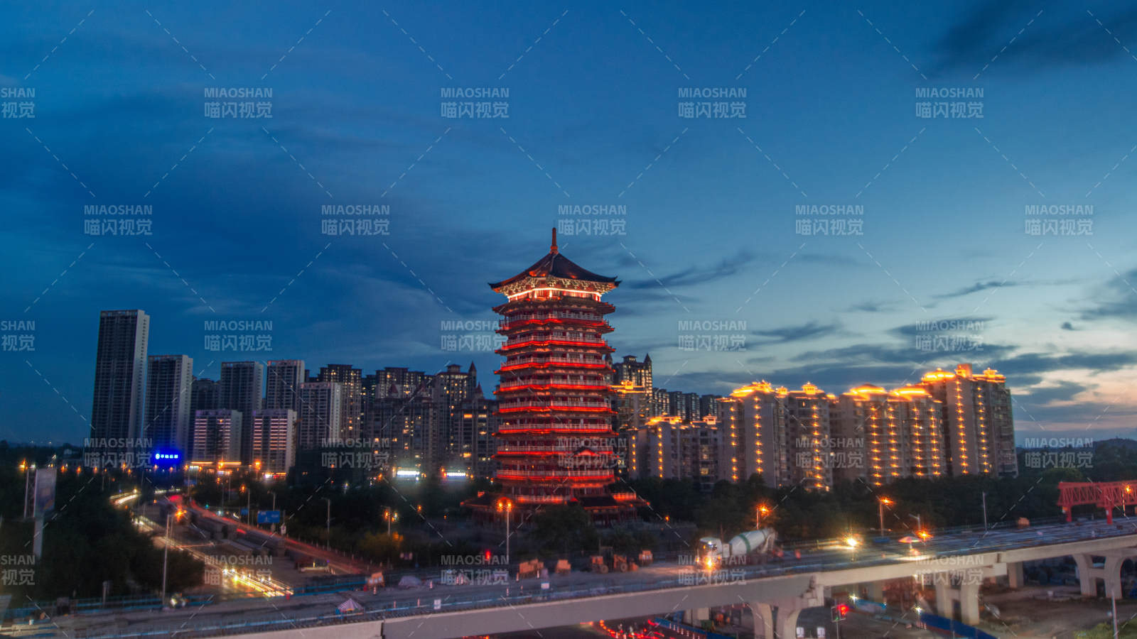 夜幕下的古塔与城市灯火图片