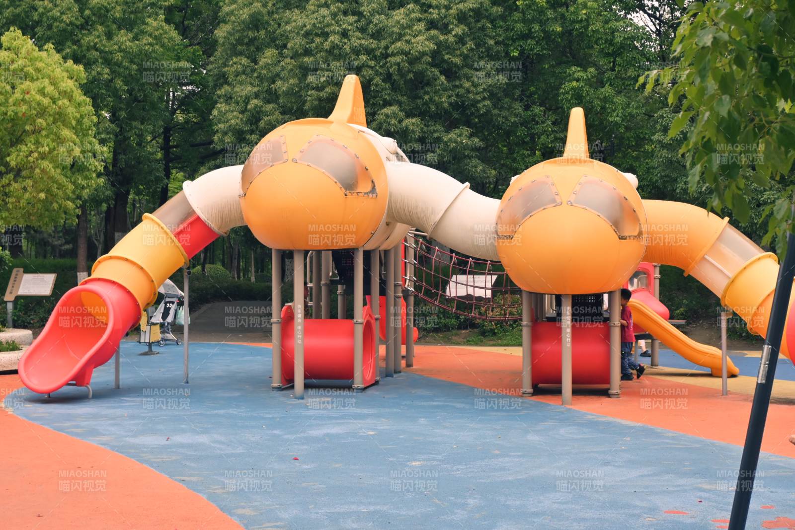 儿童乐园滑梯设施图片