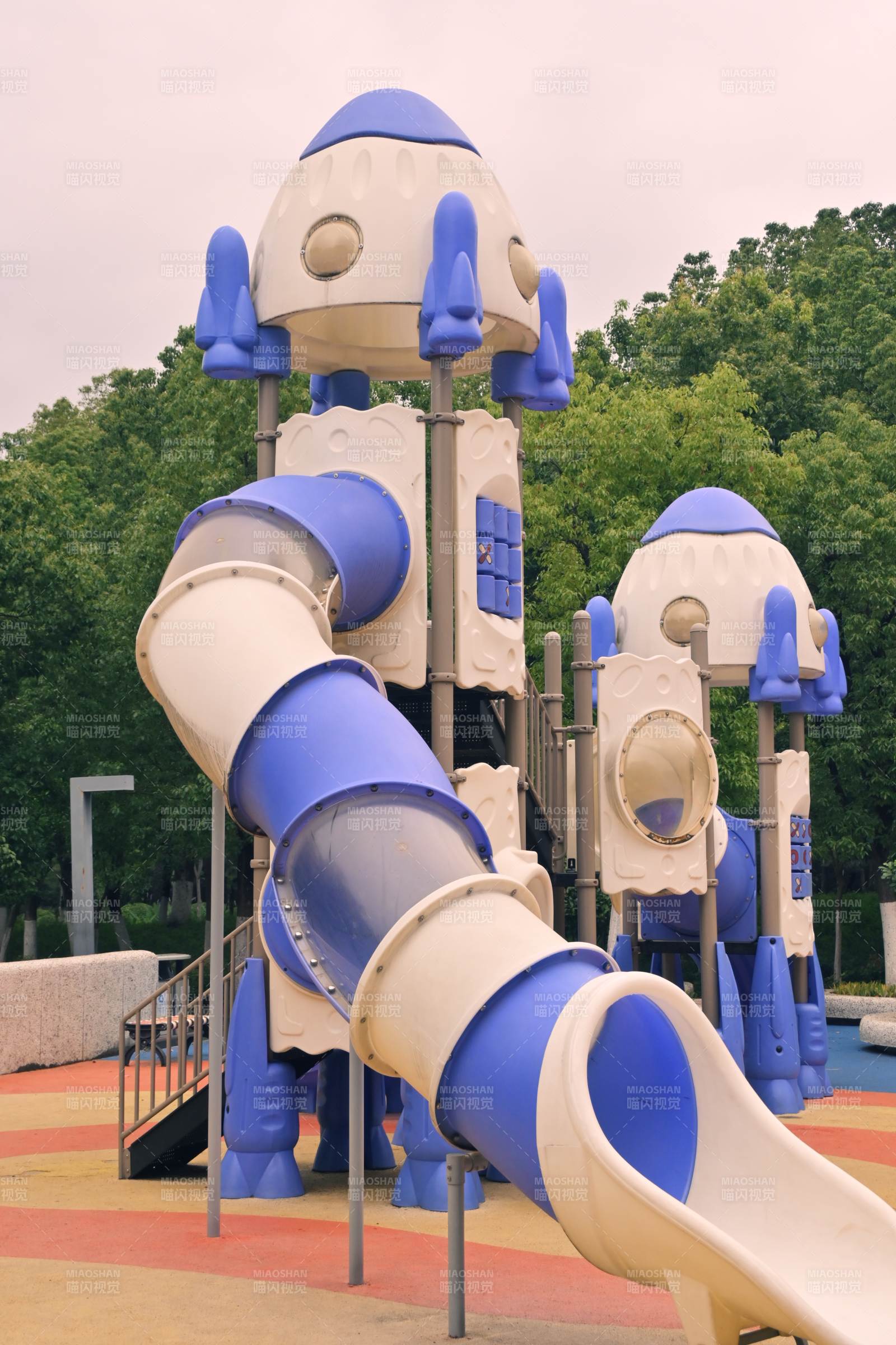 太空主题儿童滑梯游乐场图片