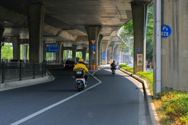 城市高架桥下骑行场景图片