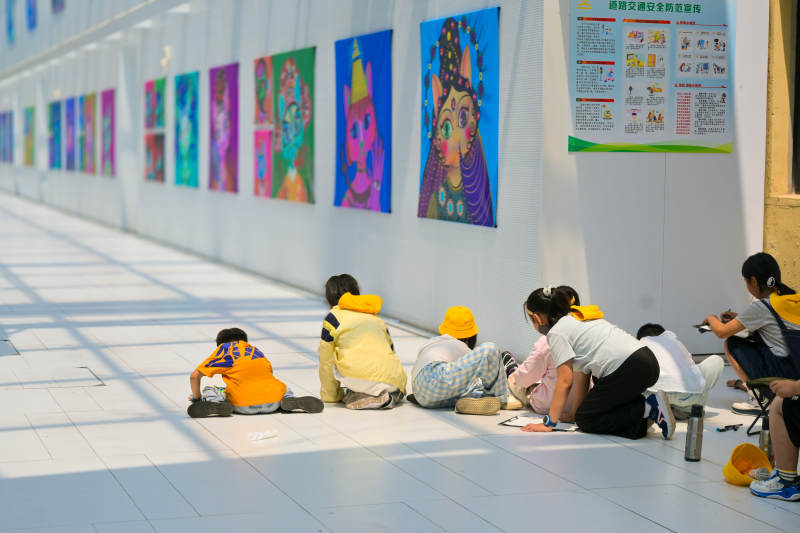 孩子们在画廊前创作图片