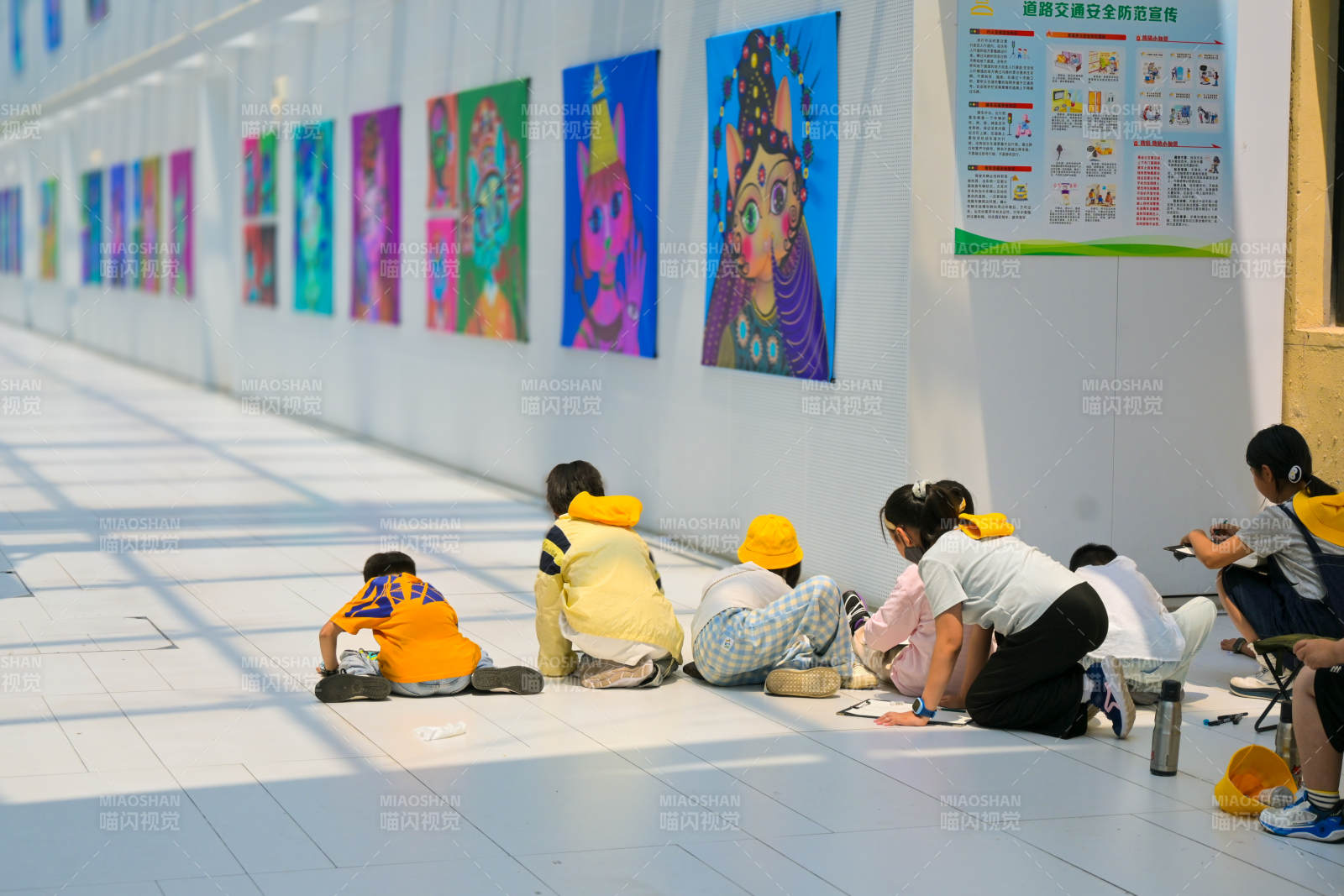 孩子们在画廊前创作图片