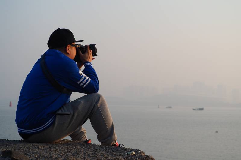 江边摄影师的静谧时光图片