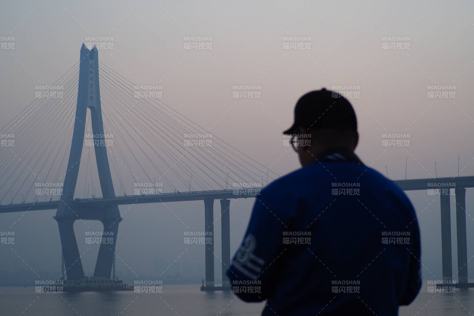 桥畔剪影 晨雾朦胧图片