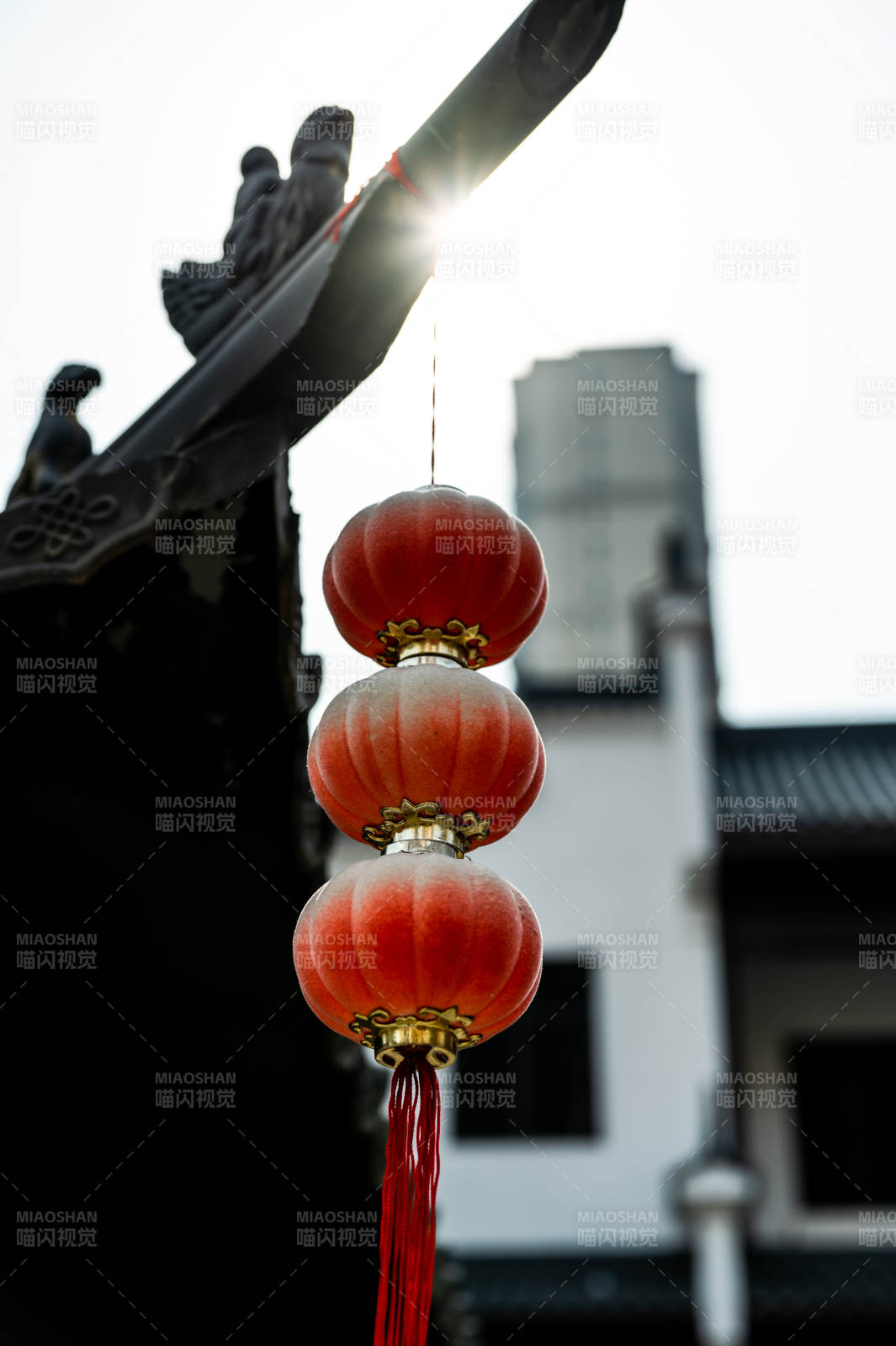 红灯笼映衬古建筑之美图片