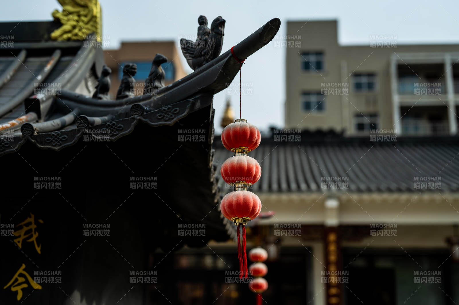 古建筑上的红灯笼装饰图片