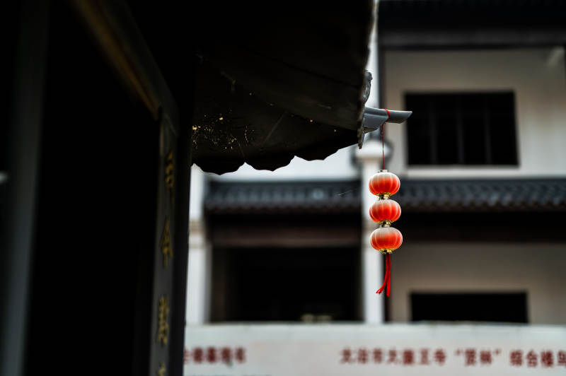 古建筑下的红灯笼装饰图片