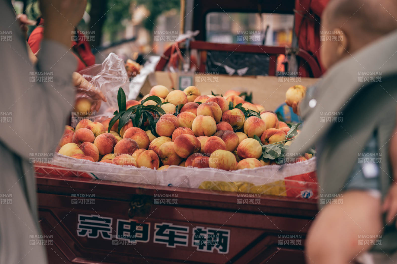 街头摊位上的新鲜桃子图片