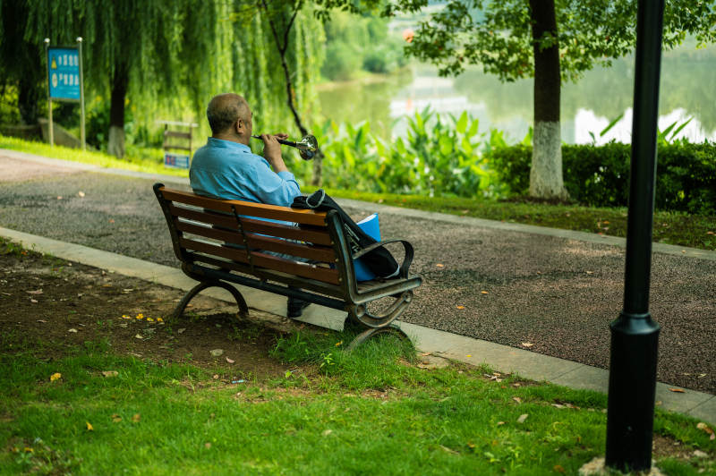 公园长椅上的悠闲时光图片