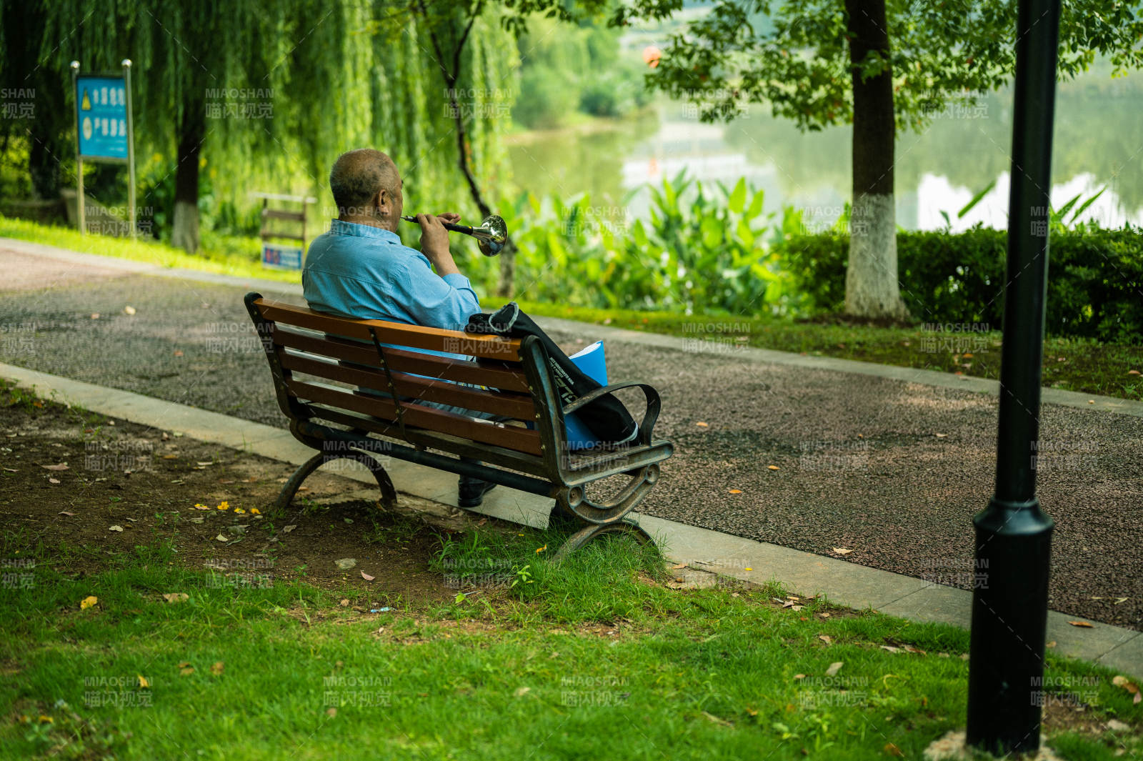 公园长椅上的悠闲时光图片