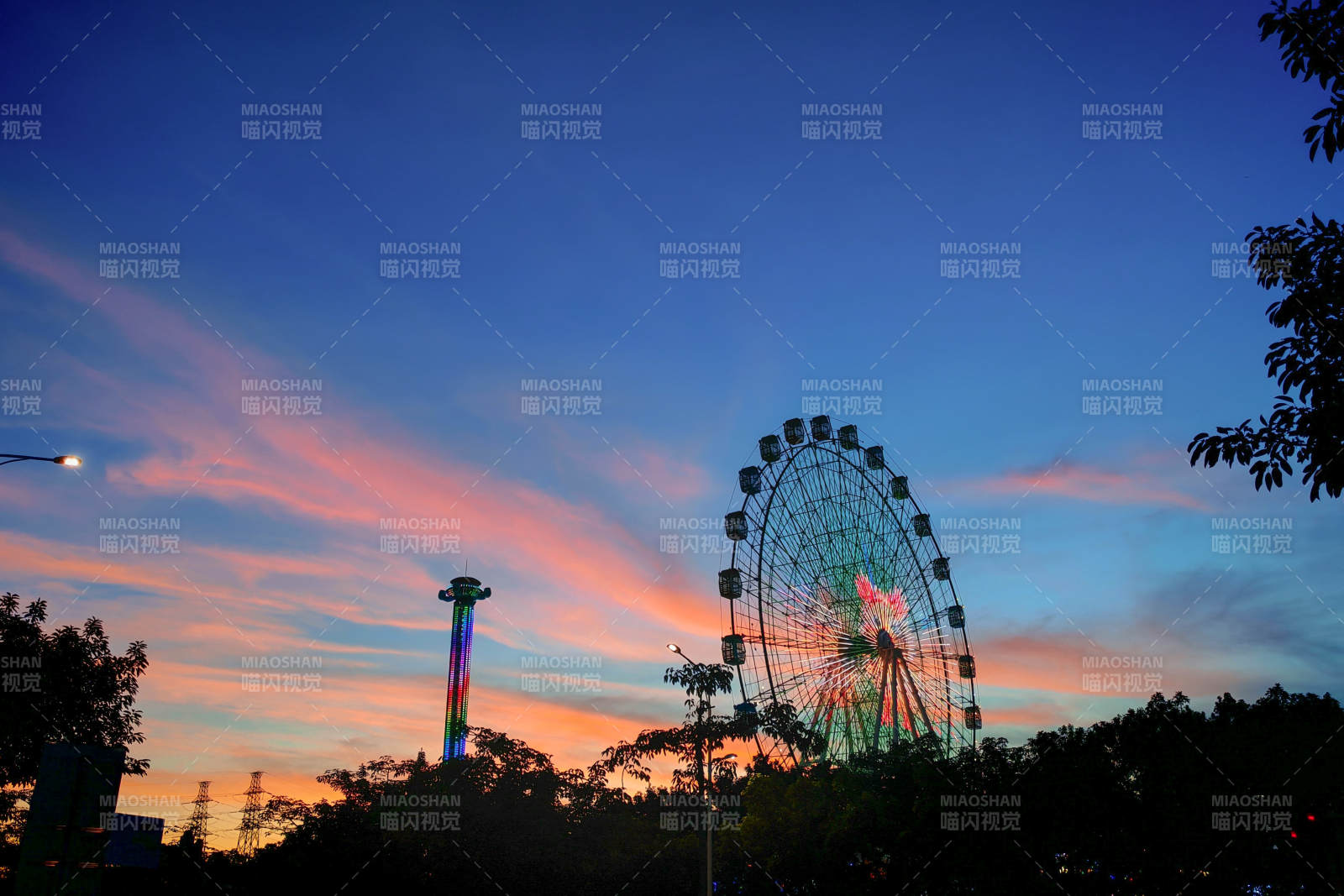 夕阳下的摩天轮图片