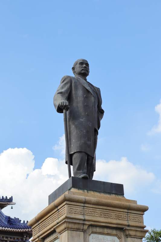孙中山铜像矗立蓝天之下图片