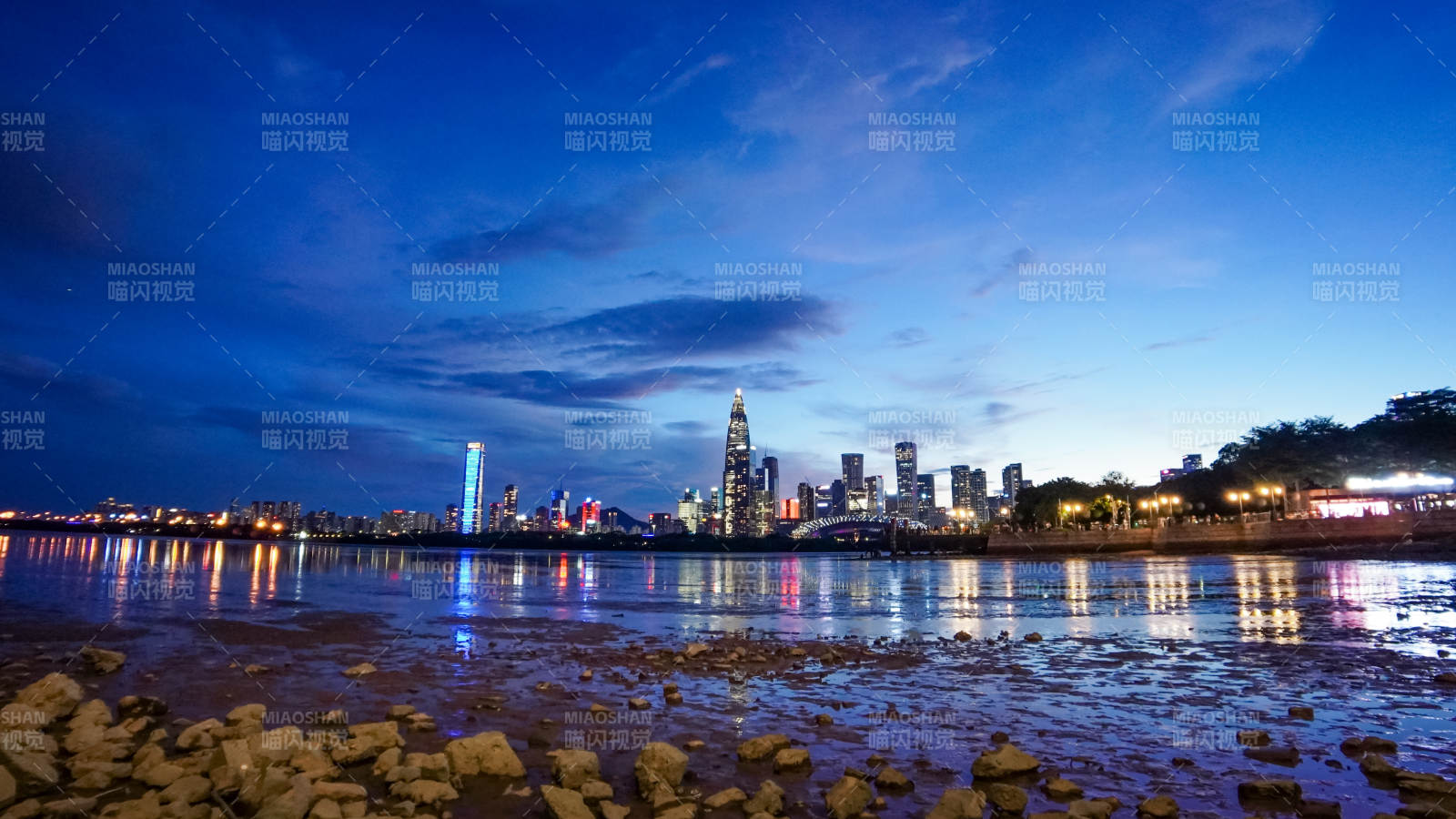 深圳湾夜幕下的城市倒影图片