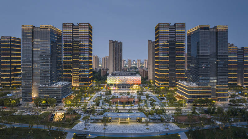 现代都市夜景高楼群图片