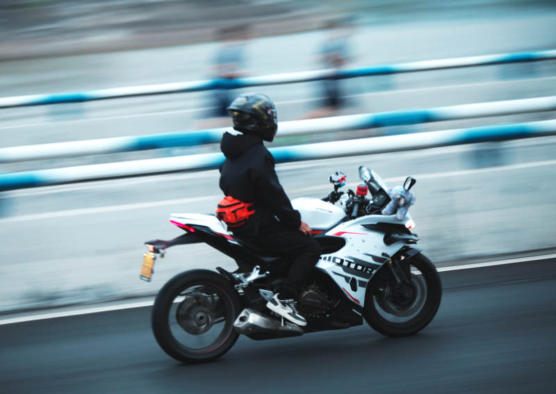 赛道上的疾驰骑士图片