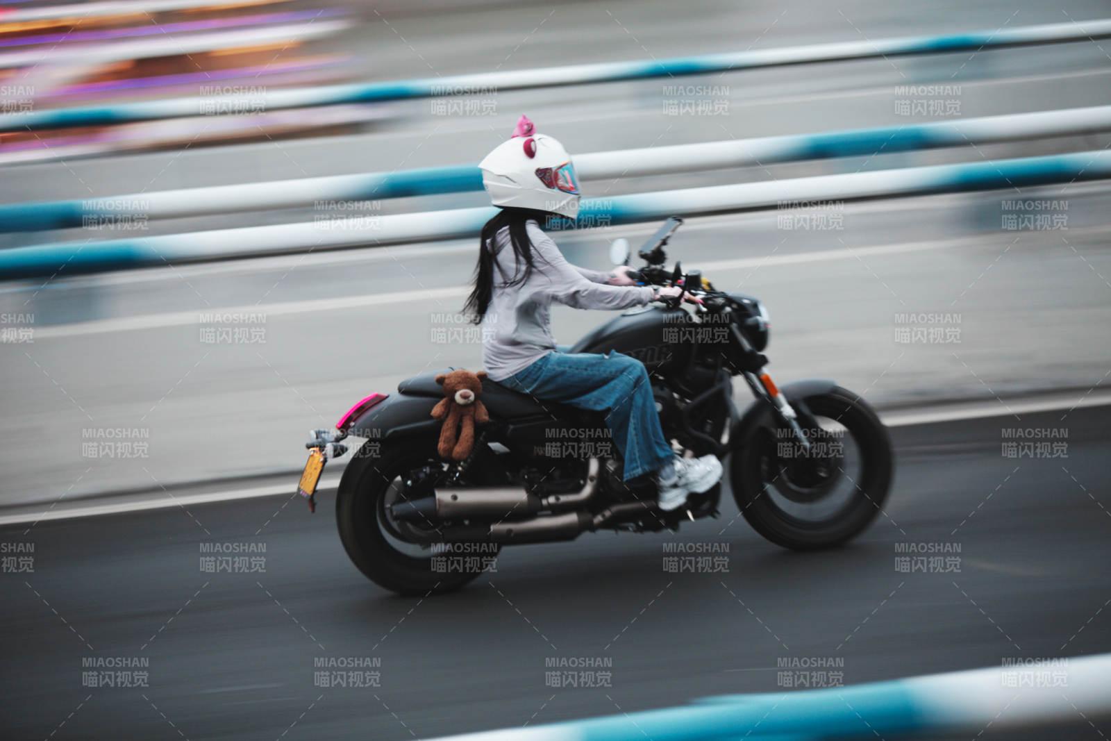 街头摩托少女疾驰图片