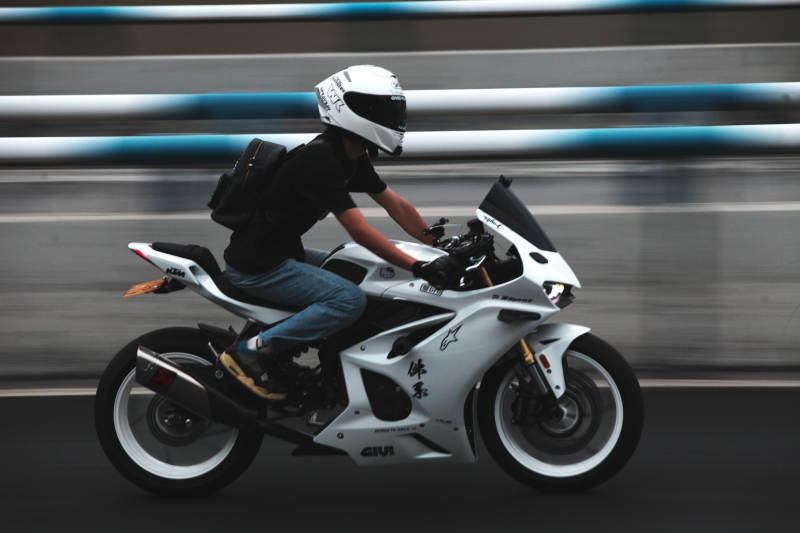 疾驰的白色摩托车骑士图片