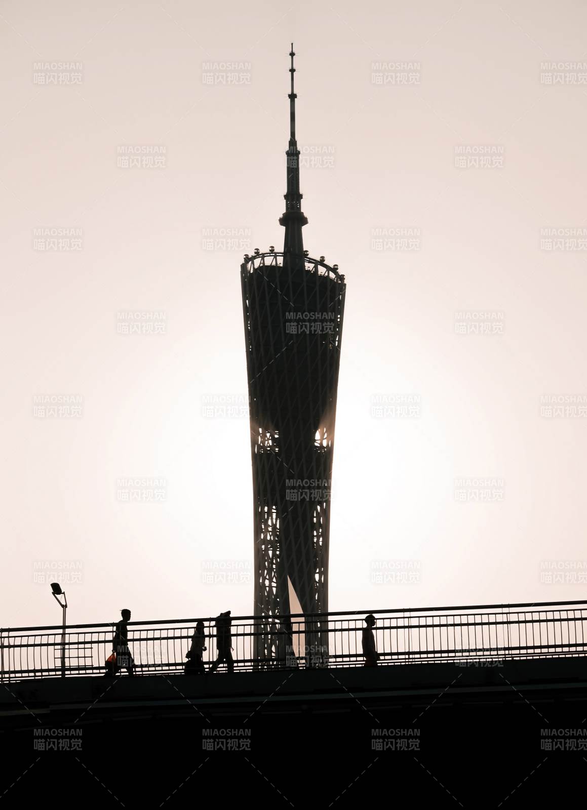 广州塔剪影与行人图片