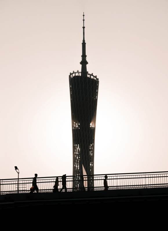 广州塔剪影与行人图片