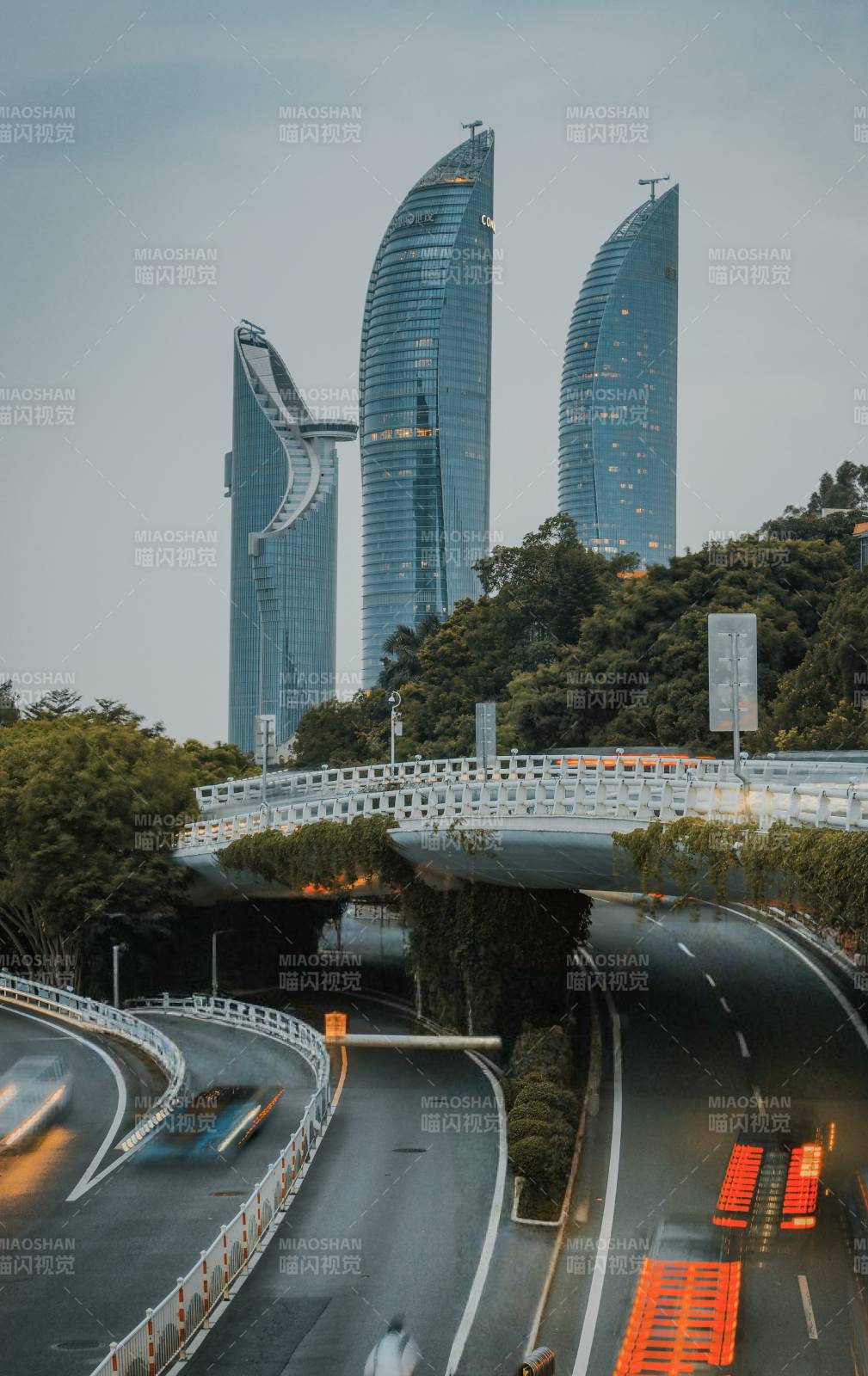 城市高架与摩天大楼图片