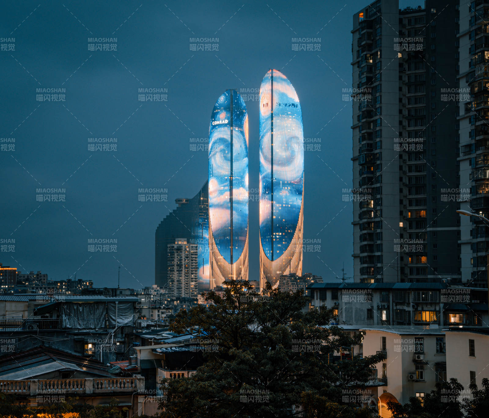 双塔夜景 光影梦幻图片