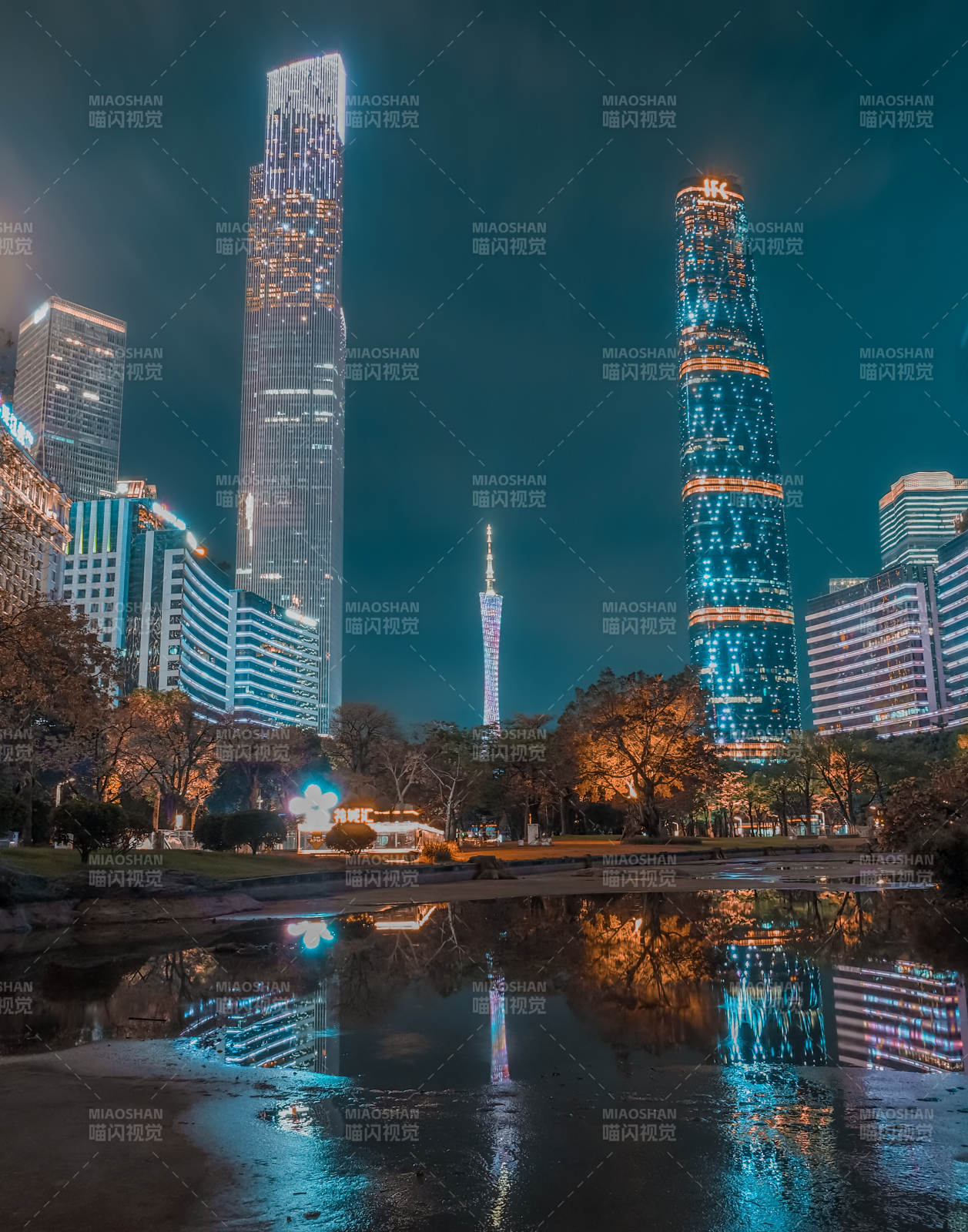 夜幕下的城市双塔倒影图片