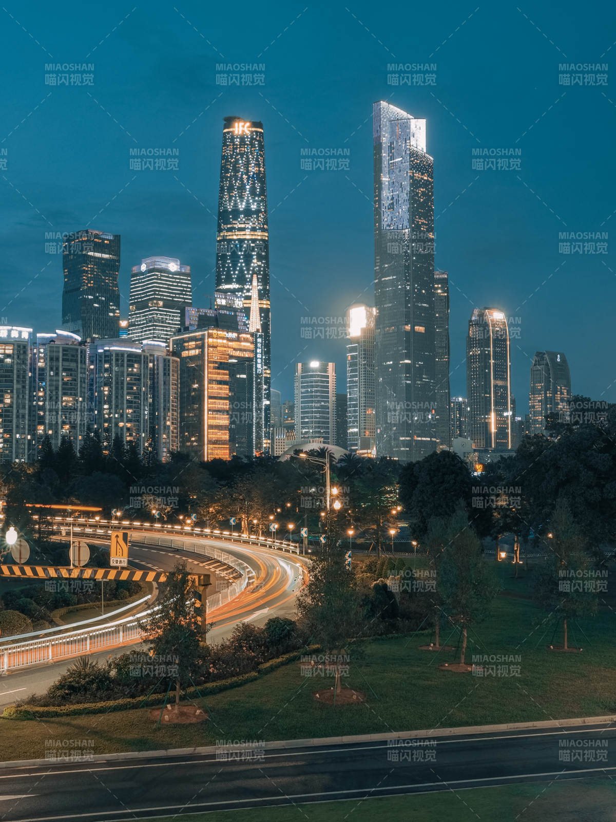 夜幕下的城市天际线图片