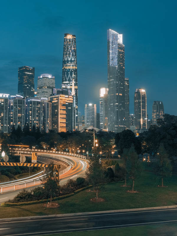 夜幕下的城市天际线图片