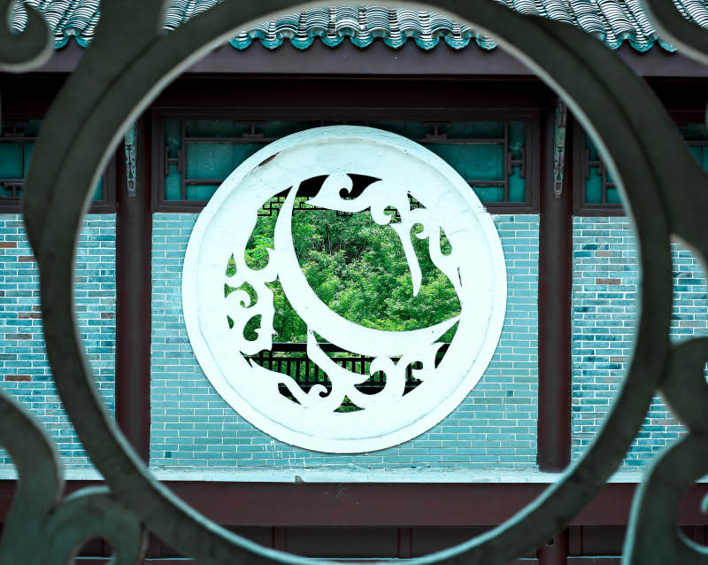 窗棂映绿意 古韵生辉图片