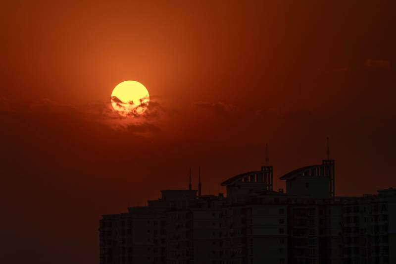 夕阳映照城市剪影图片